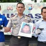 Kapolres Gresik AKBP Ady Wibowo SIK menunjukkan foto anggota BIN Gadungan, Eko Projo S yang tewas ditembak petugas beserta barang bukti. (shopii/BANGSAONLINE)