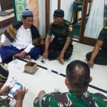 Danramil Pabean Cantian, Mayor Inf Heri Susanto berbincang dengan tokoh masyarakat usai mengikuti shalat Subuh berjamaah di Jalan Tambak Grinsing, Surabaya, Sabtu (21/12) pagi.