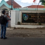 Kantor Dinsos Jombang terlihat sepi.