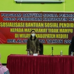 Ketua GNOTA Kabupaten Kediri, Eriani Annisa Hanindhito, saat menghadiri sosialisasi bantuan sosial pendidikan kepada masyarakat tidak mampu di wilayah Kabupaten Kediri. Foto: Ist.