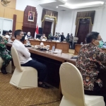 Penjabat (Pj) Sekda Gresik Nadlif (kanan) saat mewakili bupati dalam rapat membahas usulan PSBB COVID-19 dengan Gubernur Jatim. foto: ist.