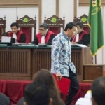 Ahok saat memasuki ruang sidang di Auditorium Kementerian Pertanian, Pasar Minggu, Jakarta Selatan, Selasa (10/1).