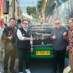 Pj Gubernur Jatim Adhy Karyono (empat dari kiri) bersama Bupati Lamongan Yuhronur Efendi (tiga dari kiri) saat meresmikan Bus Trans Jatim koridor IV.