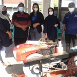 Ketua DPD Partai NasDem Kabupaten Kediri, Drs. H. Lutfi Mahmudiono (kanan) saat menyerahkan bantuan alsintan berupa hand tractor kepada petani Desa Sukoharjo, Kecamatan Plemahan, Kabupaten Kediri, Jawa Timur, Jumat (13/8). foto: ist.