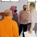 Kadinsos Trenggalek dr Ratna, Kapolsek Watulimo AKP Suyono, Ketua Peradi Trenggalek, dan Penasihat Hukum korban, Eko Yuhono. foto: HERMAN/BANGSAONLINE