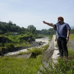 Bupati Kediri Hanindhito Himawan Pramana saat mengikuti acara Niti Sowan Harinjing atau napak tilas jejak-jejak Prasasti Harinjing di Desa Siman, Kecamatan Kepung, Kabupaten Kediri. (Foto: Ist.)