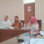 Anggota Komisi II DPRD Gresik, Suberi saat memberikan arahan kepada DPMPTSP terkait program yang dijalankan. Foto: SYUHUD/ BANGSAONLINE