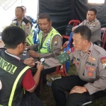 Tim Dokkes saat memeriksa tekanan darah anggota yang melakukan pengamanan Pemilu.