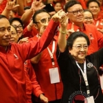 Presiden Joko Widodo bersama Megawati Soekarnoputri dalam acara PDIP. Foto: kompas.com