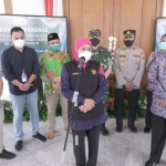 Gubernur Jawa Timur Khofifah Indar Parawansa saat konfrensi pers usai mimpin Rapat Koordinasi (Rakor) Pembukaan PPIU dari Bandar Juanda di Gedung Negara Grahadi, Surabaya, Minggu (13/3/2022). Foto: Humas Pemprov Jatim