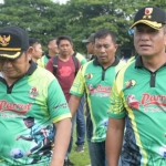 Pangdam V/Brawijaya Mayjen TNI Wisnoe PB saat membuka turnamen sepak bola KU-12.
