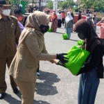 Wali Kota Madiun H. Maidi memberikan bantuan sembako di lingkungan Lodayan, Kelurahan Pangongangan, Kecamatan Manguharjo, Kota Madiun, Senin (6/9/2021). (foto: ist)