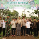 ?Wali Kota Batu bersama Forkompimda melakukan penanaman pohon penghijauan untuk mengantisipasi bencana tanah longsor.