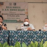 Calon Presidium MW KAHMI Jatim Ir. Ridwan Hisyam (kiri) dan dr. Agung Mulyono tengah memberikan dorongan sejumlah MD KAHMI, untuk berani terjun di dunia politik dan usaha.