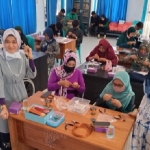 Dyah Saktiana, Kepala Bidang Rehabilitasi Sosial, Dinsos Kabupaten Kediri (kerudung dan masker putih) bersama para difabel. (foto: ist.)