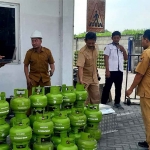 Petugas dari Disperdagin Kota Kediri saat mengecek tabung gas melon. Foto: Ist