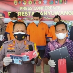 Kapolresta Banyuwangi Kombes Pol Arman menunjukkan tersangka dan barang bukti.