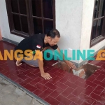 Nuranto Maulana, warga Kelurahan Pilang, Kecamatan Kademangan, Kota Probolinggo, saat memperlihatkan hawa panas kepada awak media. Foto: SUGIANTO/BANGSAONLINE