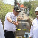 Bupati Rijanto saat meninjau pembangunan jembatan di Desa Rejoso dan jembatan Gemuyu penghubung Desa Ngembul dengan Desa Ngadri, Kecamatan Binangun.