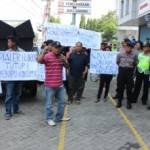 Nampak warga yang demo di depan dealer Putra Rinjani. (foto: soewandito/BANGSAONLINE)