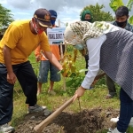 Wakil Bupati Kediri Terpilih Dewi Mariya Ulfa saat ikut menanam pohon di acara Kenduri Ageng Wilis. (foto: ist.)