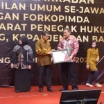 Ketua PN/PHI Gresik, Agus Walujo Tjahjono, saat menerima penghargaan. Foto: Ist