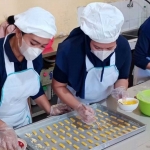 Warga Binaan Pemasyarakatan (WBP) Lapas Perempuan Kelas II A Malang terlihat tengah disibukkan dengan membuat kue kering setiap harinya. Foto: Kompas.com