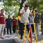 Wali Kota Kediri Abdullah Abu Bakar saat mencoba mainan anak-anak yang anggarannya berasal dari Prodamas Plus. Foto: Ist.