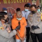 Pelaku saat diinterogasi oleh Kapolres Mojokerto AKBP Dony Aleksander.