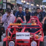 Bupati Gresik, Fandi Akhmad Yani, saat menaiki mobil listrik bersama Menparekraf, Sandiaga Salahuddin Uno. Foto: SYUHUD/BANGSAONLINE.