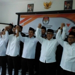 Dari Kiri-Paslon Rio Wing Dinaryhadi dan Sukiman, paslon Ahmad Dawami Ragil Saputro dan Hari Wuryanto, paslon Djoko Setijono dan Suprapto belakang komisioner KPU.