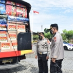 Kapolresta Sidoarjo, Kombes Pol Kusumo Wahyu Bintoro, saat meninjau keberangkatan bantuan untuk warga terdampak erupsi Semeru di Lumajang.