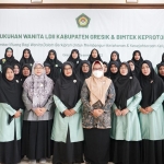 Wabup Aminatun Habibah bersama para pengurus Organisasi Wanita LDII Gresik usai dikukuhkan. Foto: SYUHUD/ BANGSAONLINE