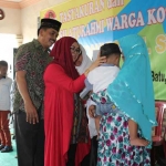 Gus Syaf bersama istri saat menyantuni anak yatim piatu di rumahnya, Desa Pandanrejo Bumiaji Kota Batu.