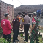 Tembok rumah kosong yang roboh menimpa genteng rumah tetangga.