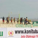 Tim voli pantai asal Tuban saat berlatih di lapangan komplek Mangrove Center Jenu. foto: SUWANDI/ BANGSAONLINE