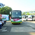 Dirut PG Nugroho Christijanto bersama jajaran direksi dan staf melepas keberangkatan 10 bus mudik gratis PG. foto: ist