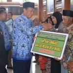 Bupati Fathul Huda dan Wakil Bupati Ir Noor Nahar Husein saat memberikan bantuan kepada masyarakat secara simbolis di Pendopo Krido Manunggal Tuban November lalu. foto: suwandi/ BANGSAONLINE