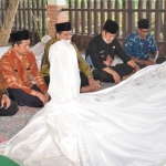 Bupati Yuhronur dan Wabup KH Abdul Rouf saat ziarah ke makam leluhur.