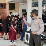 Petugas Polres Gresik saat menjaga gereja yang tengah digunakan umat Kristiani menjalankan ibadah Paskah. foto: SYUHUD/BANGSAONLINE