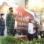 Wakil Bupati Kediri Dewi Maria Ulfa, Ketua DPRD Kabupaten Kediri Dodi Purwanto, dan Forkopimda Kabupaten Kediri saat mengikuti doa bersama lintas agama dan kepercayaan di Pendopo Panjalu Jayati Kediri. foto: ist.