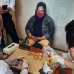 Pelaku pembawa tahu goreng isi sabu usai diamankan. (foto: ist)