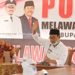 Bupati Ngawi Budi Sulistyono bersama Sekda Ngawi saat melakukan vidcon dengan camat dan kepala desa.