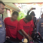 Saroni saat mempraktikkan mencuri sepeda motor menggunakan kunci T.