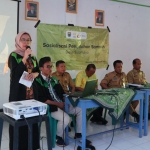 Amiroh, salah satu Tim KKN Unnes saat membuka sosialisasi di Balai Desa Sidomulyo, Selasa (5/11) lalu.