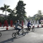 Wali Kota Risma sedang gowes bersama jajarannya. (foto: ist).