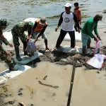 Petugas gabungan dari TNI-Polri ketika bersama petani untuk menangani tanggul Kali Ingas yang jebol.