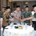 Kapolda Jatim, Pangdam V Brawijaya dan Wagub saat menghadiri halal bihalal.