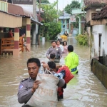 Meski air banjir masih satu meter, beberapa pengungsi ada yang sudah kembali ke rumah meraka. 