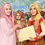 Novita Nur Arifin bersama Duta Genre. foto: HERMAN/ BANGSAONLINE